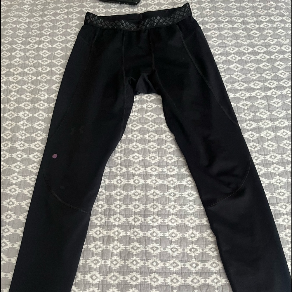 Under Armour Heat Gear Compression Pants Powered by Celliant.  Size M - Black
